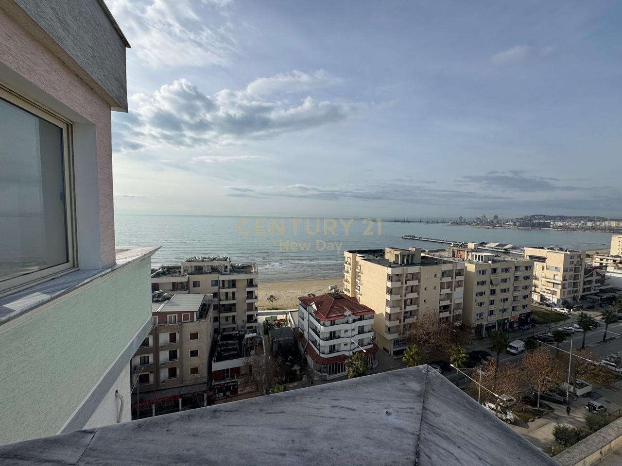 Jepet me qira apartament 2+1 ne zonen e plazhit.