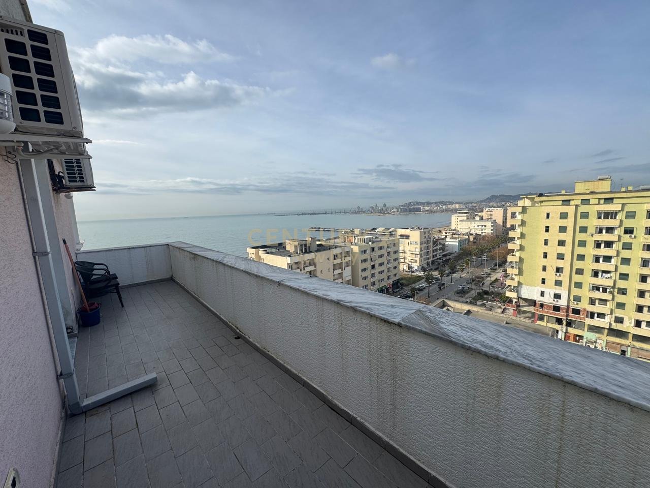 Jepet me qira apartament 2+1 ne zonen e plazhit.