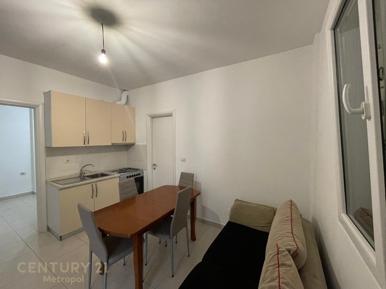 Jepet me qira apartament 1+1 + parkim, pranë Spitalit Ushtarak