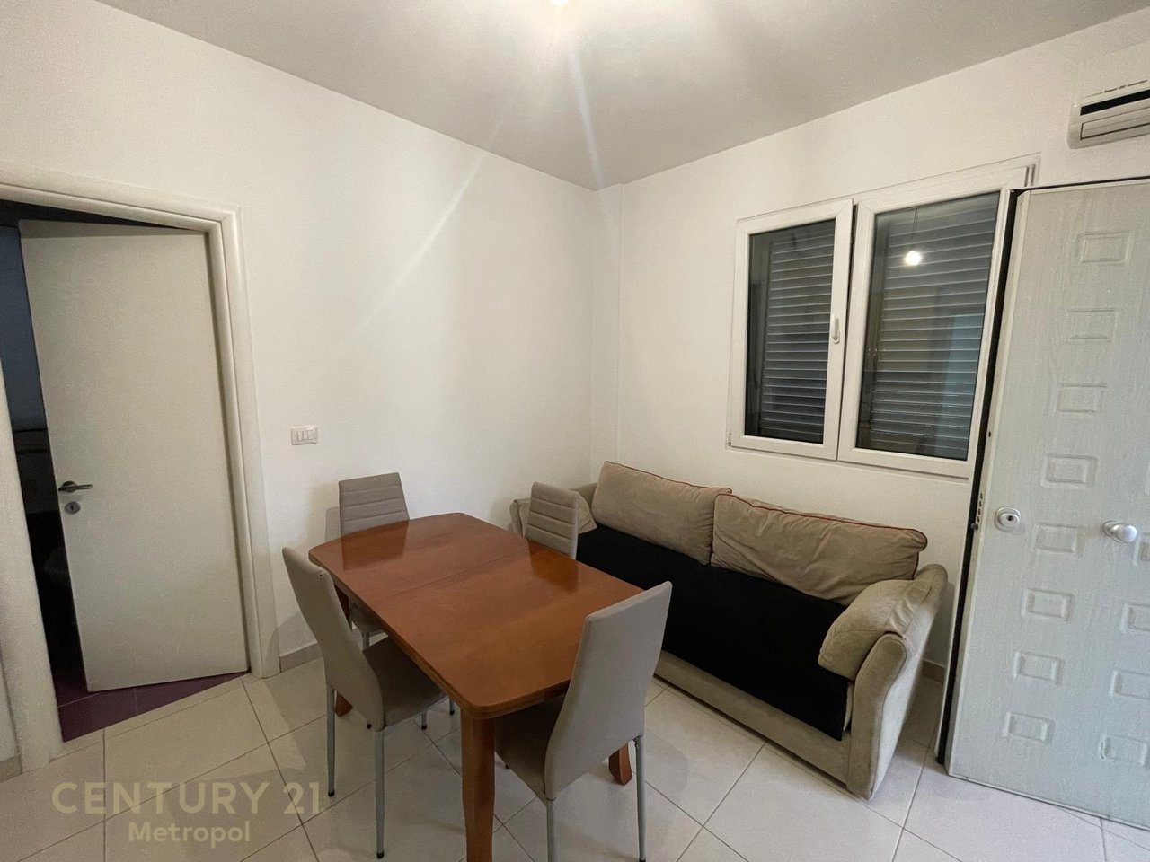 Jepet me qira apartament 1+1 + parkim, pranë Spitalit Ushtarak