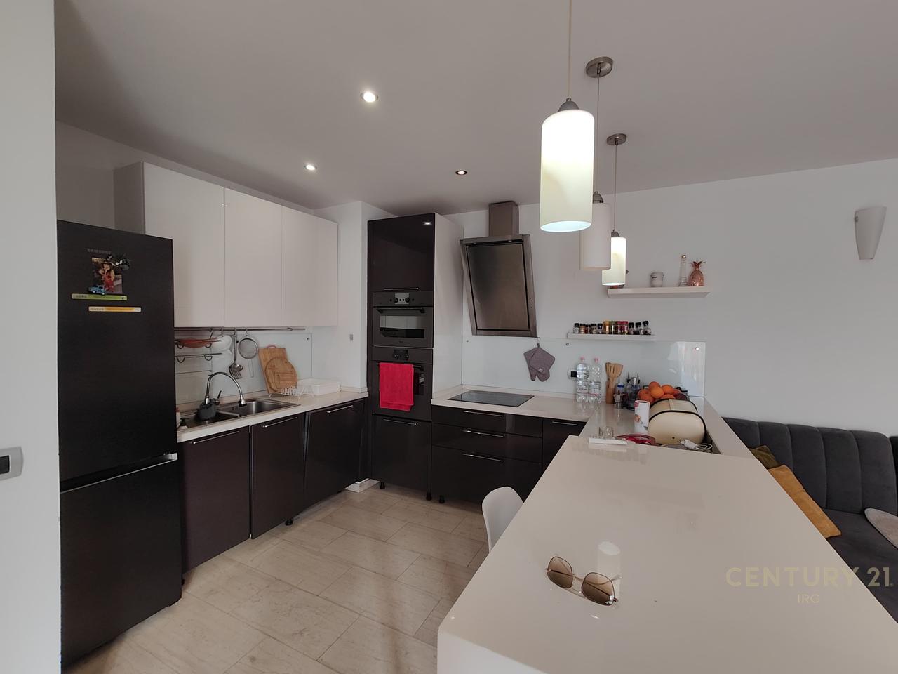 Apartament 2+1 me Qira në Myslym Shyri, Tiranë - 800€ | 93 m²