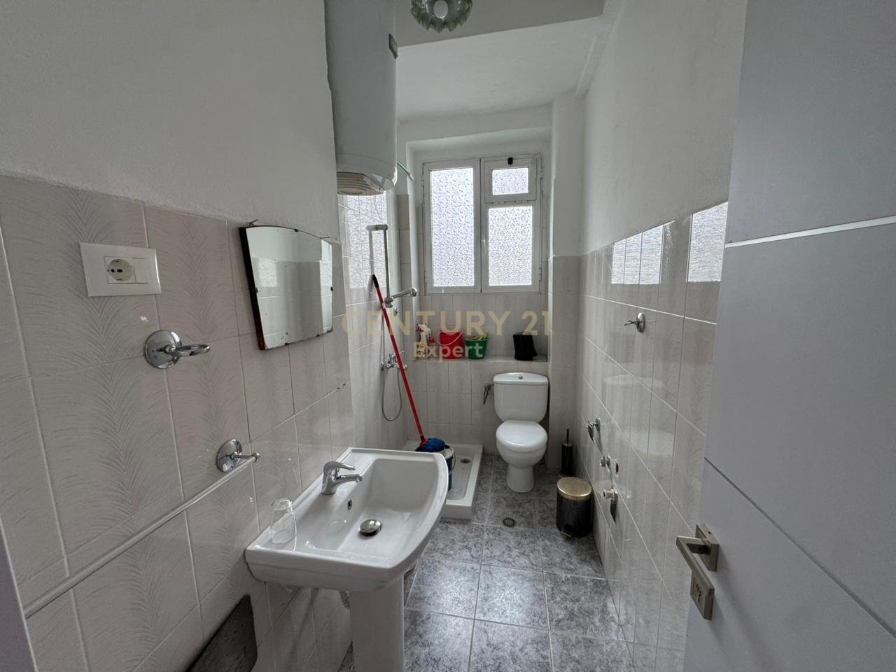 AMBJENT BIZNESI PER QIRA PRANE MEDRESESE.