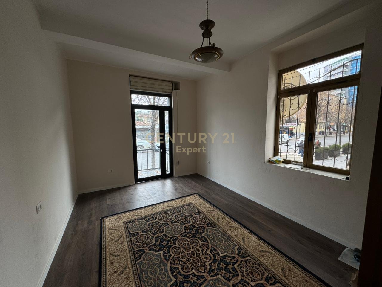 AMBJENT BIZNESI PER QIRA PRANE MEDRESESE.