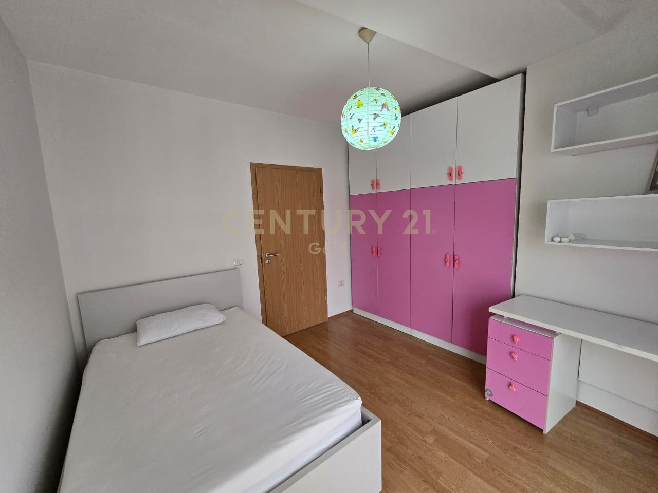 APARTAMENT 2+1 PER QIRA NE KOMPLEKSIN MAGNET!