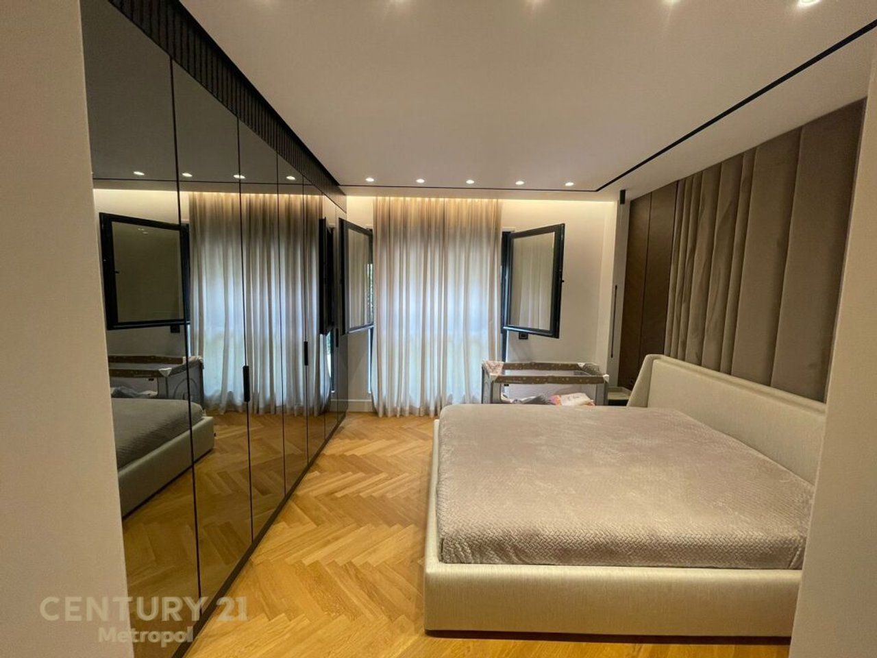 JEPET ME QIRA APARTAMENT 2+1+2+ POST PARKIMI, LIQENI I THATË!