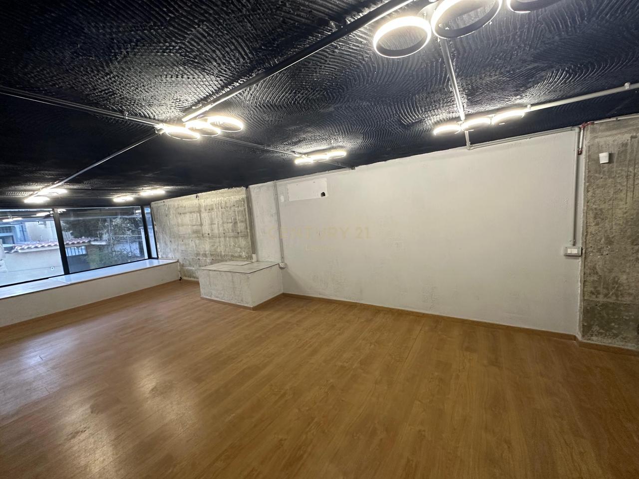 Abbiamo spazi per uffici in affitto nella zona di Myslym Shyri - 800 Euro