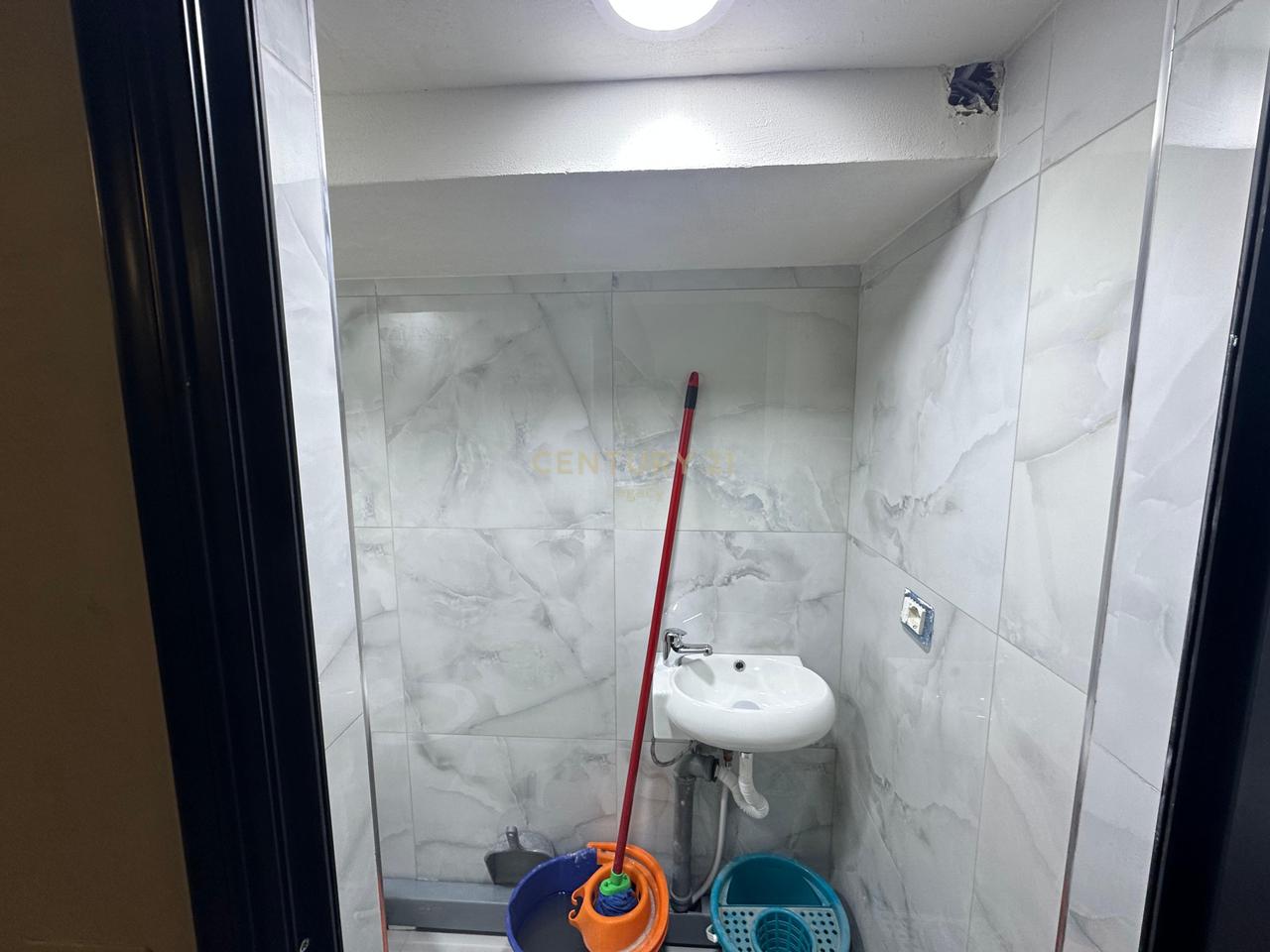 Abbiamo spazi per uffici in affitto nella zona di Myslym Shyri - 800 Euro