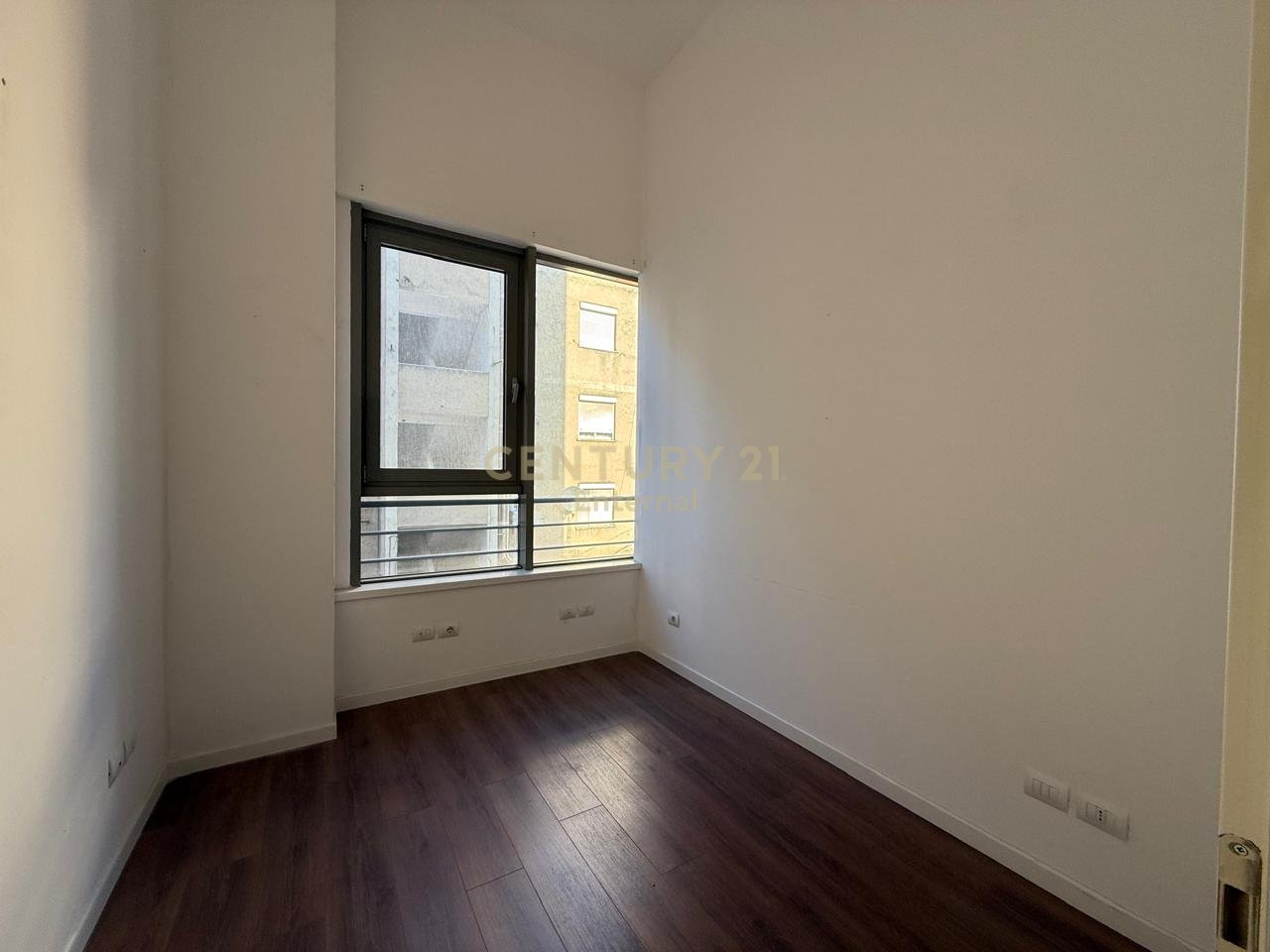 Zyrë 1+1 Me Qira Prane Juridikut