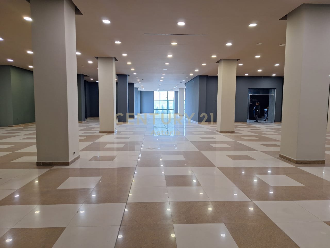 JEPET ME QIRA AMBIENT KOMERCIAL BUZE RRUGE NE AUTOSTRADEN TIRANE-DURRES.