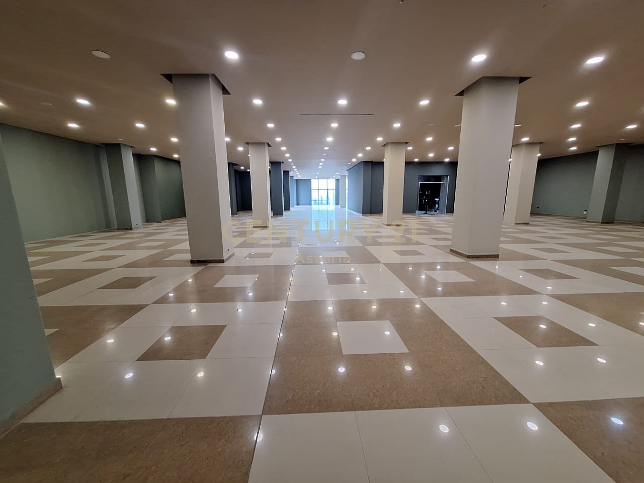 JEPET ME QIRA AMBIENT KOMERCIAL BUZE RRUGE NE AUTOSTRADEN TIRANE-DURRES.