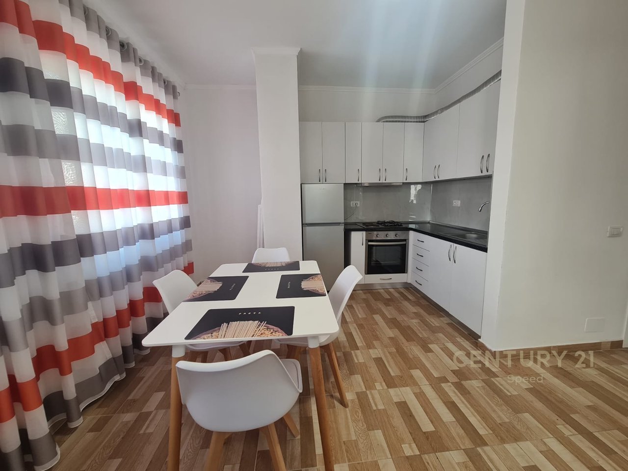 Japim me qira apartament 2+1, përballë shkollës “Zonja e Këshillit të Mirë” !!