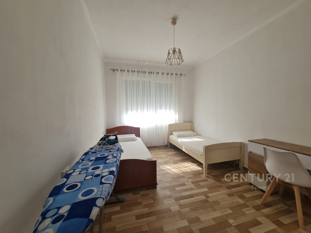 Japim me qira apartament 2+1, përballë shkollës “Zonja e Këshillit të Mirë” !!