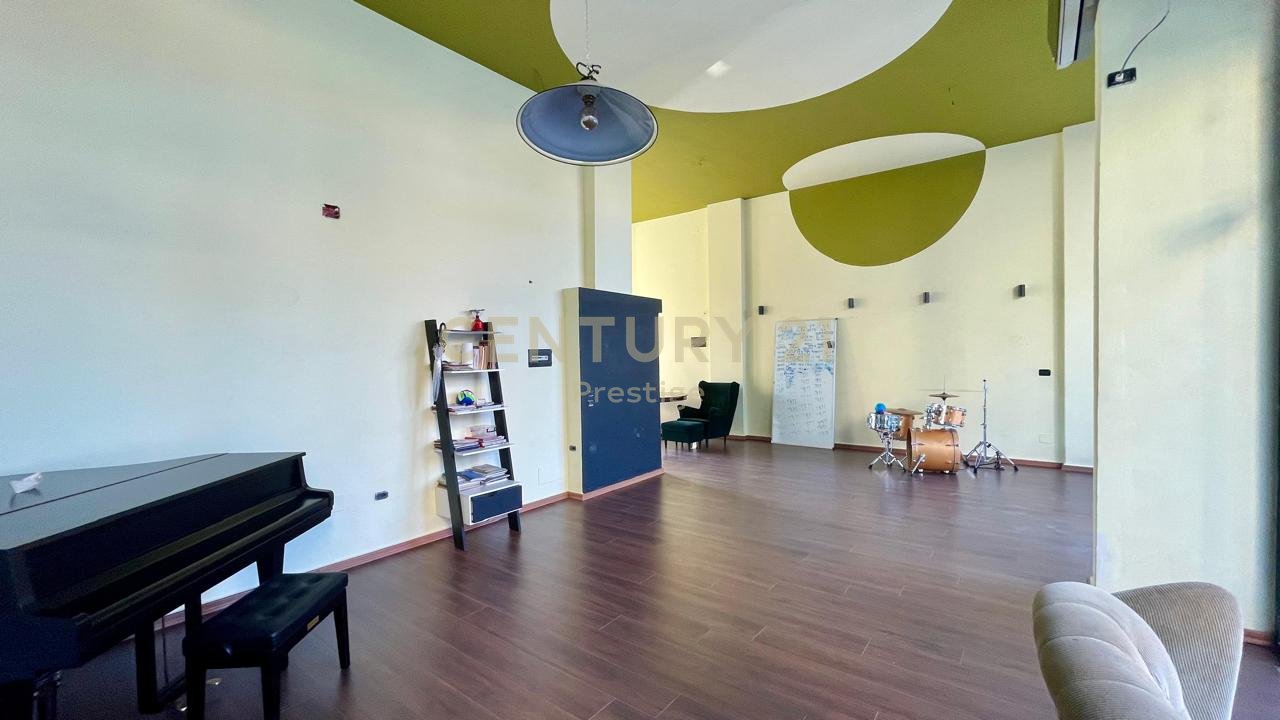 AMBIENT KOMERCIAL ME QIRA, VENDOSUR PRANE QYTETIT STUDENTI, TIRANE!