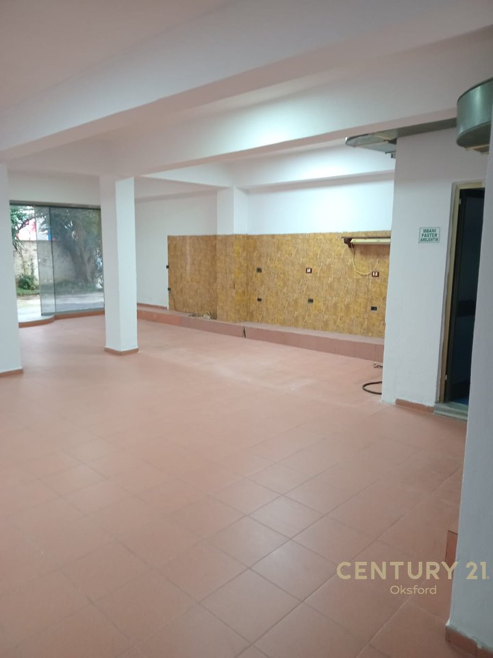 Ambiente Commerciale in Vendita a Fier!