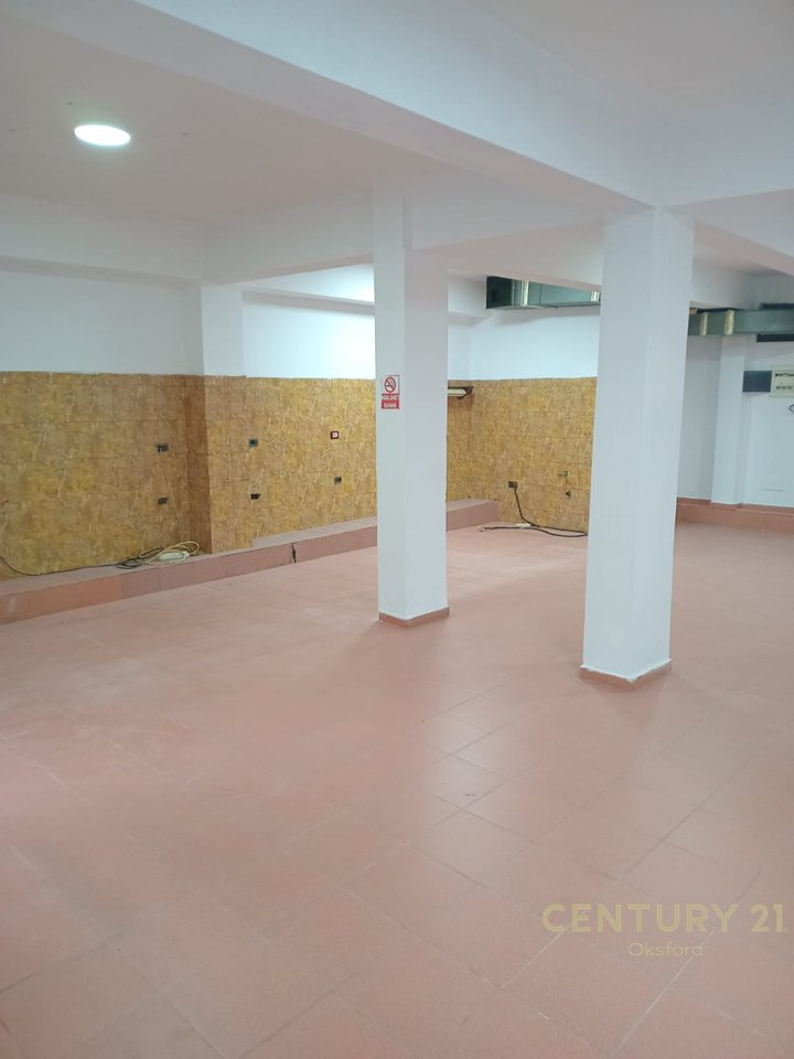 Ambiente Commerciale in Vendita a Fier!