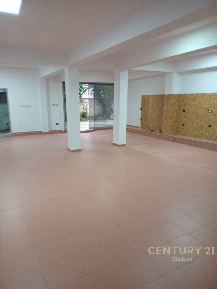 Ambiente Commerciale in Vendita a Fier!