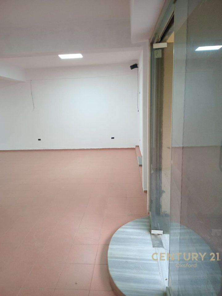 Ambiente Commerciale in Vendita a Fier!