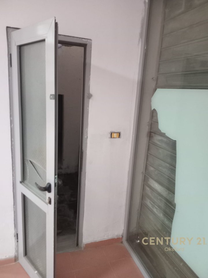 Ambiente Commerciale in Vendita a Fier!