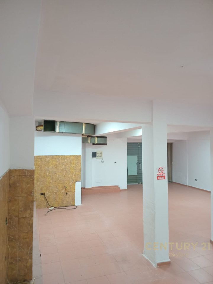 Ambiente Commerciale in Vendita a Fier!