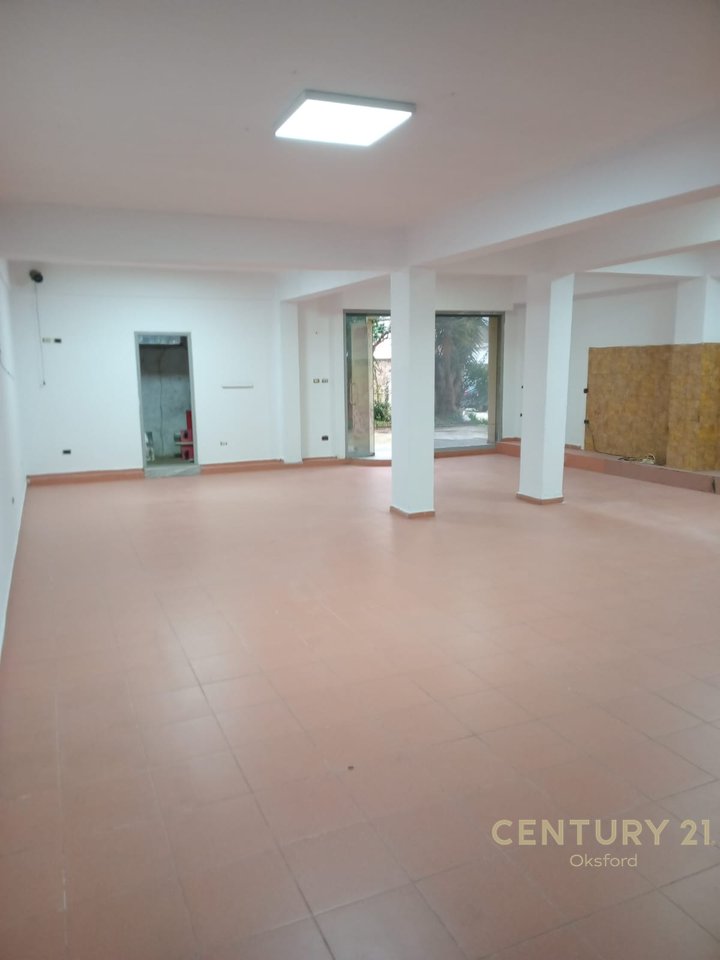 Ambiente Commerciale in Vendita a Fier!