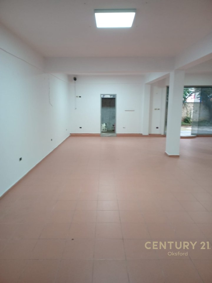 Ambiente Commerciale in Vendita a Fier!