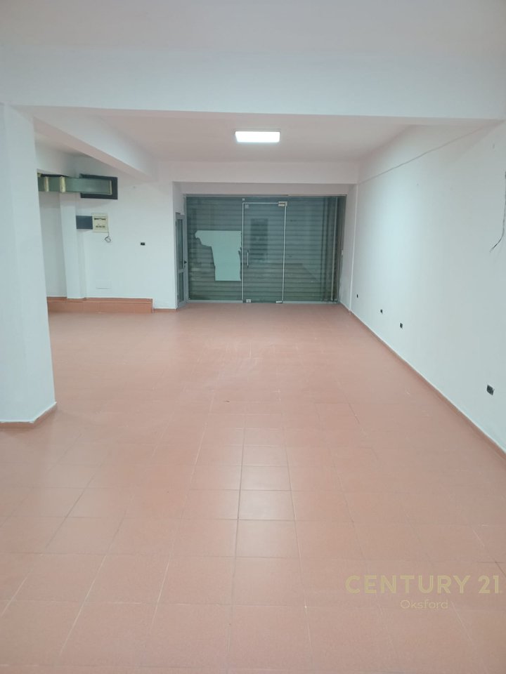 Ambiente Commerciale in Vendita a Fier!