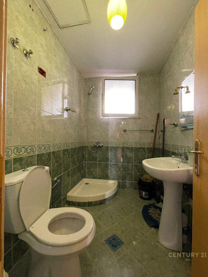 Apartament 2+1 ne Komune te Parisit!