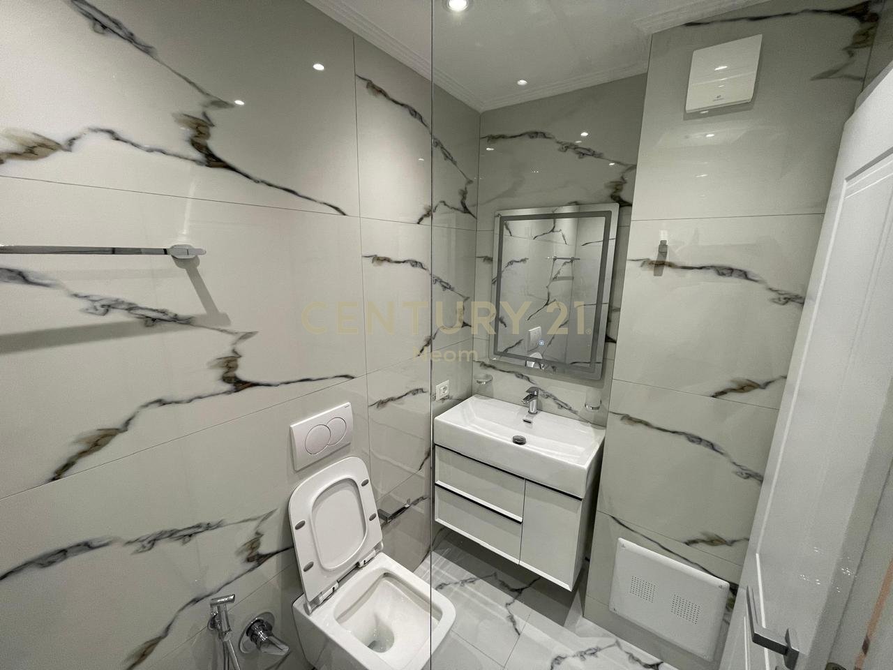 Jepet me qira Apartament 2+1 Me 2 Poste Parkimi ne Liqenin e Thate.