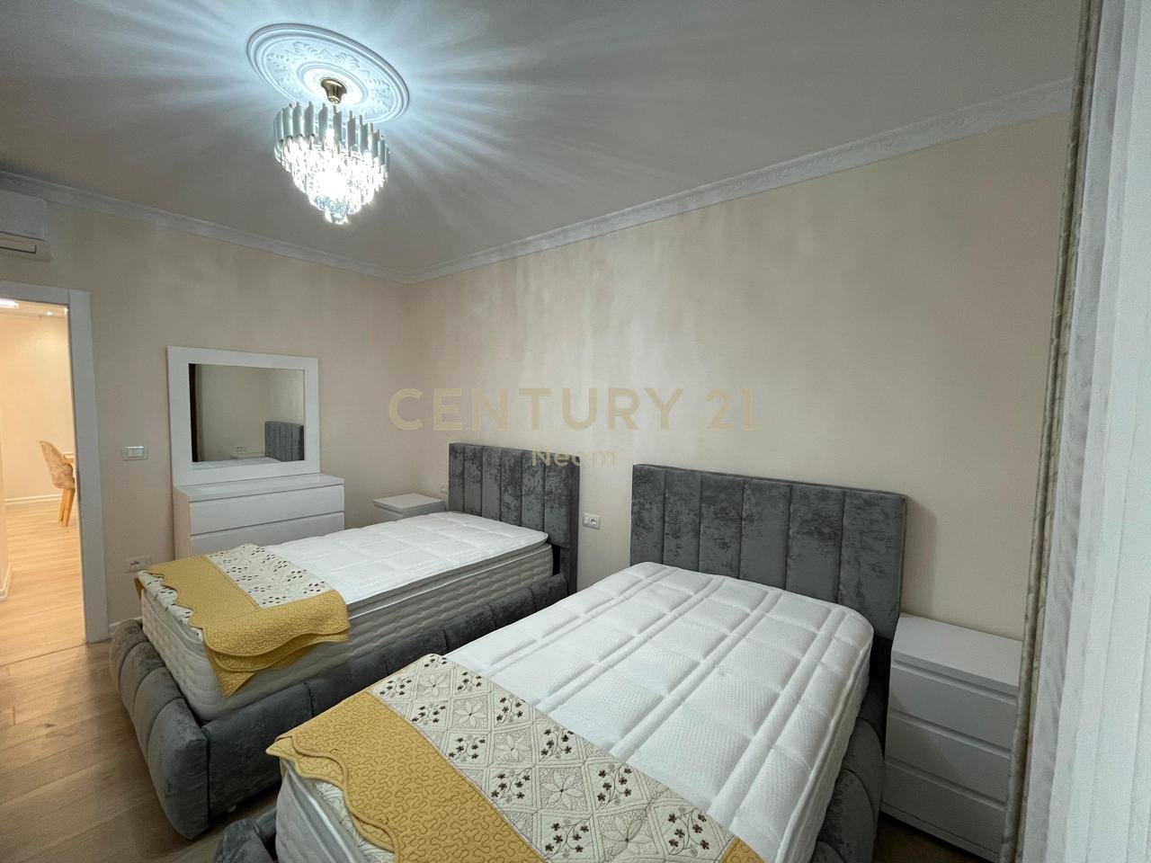 Jepet me qira Apartament 2+1 Me 2 Poste Parkimi ne Liqenin e Thate.