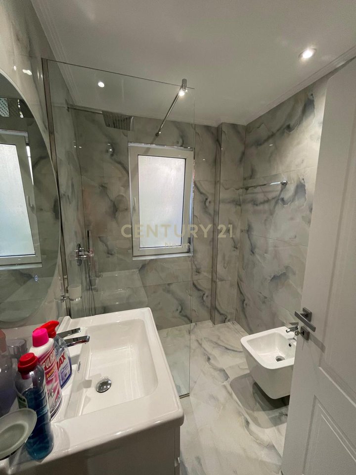 Jepet me qira Apartament 2+1 Me 2 Poste Parkimi ne Liqenin e Thate.