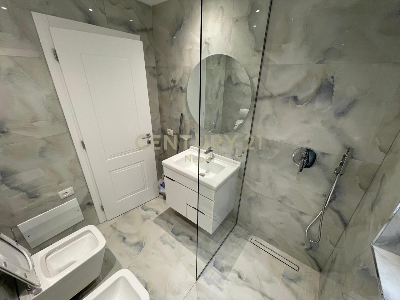 Jepet me qira Apartament 2+1 Me 2 Poste Parkimi ne Liqenin e Thate.