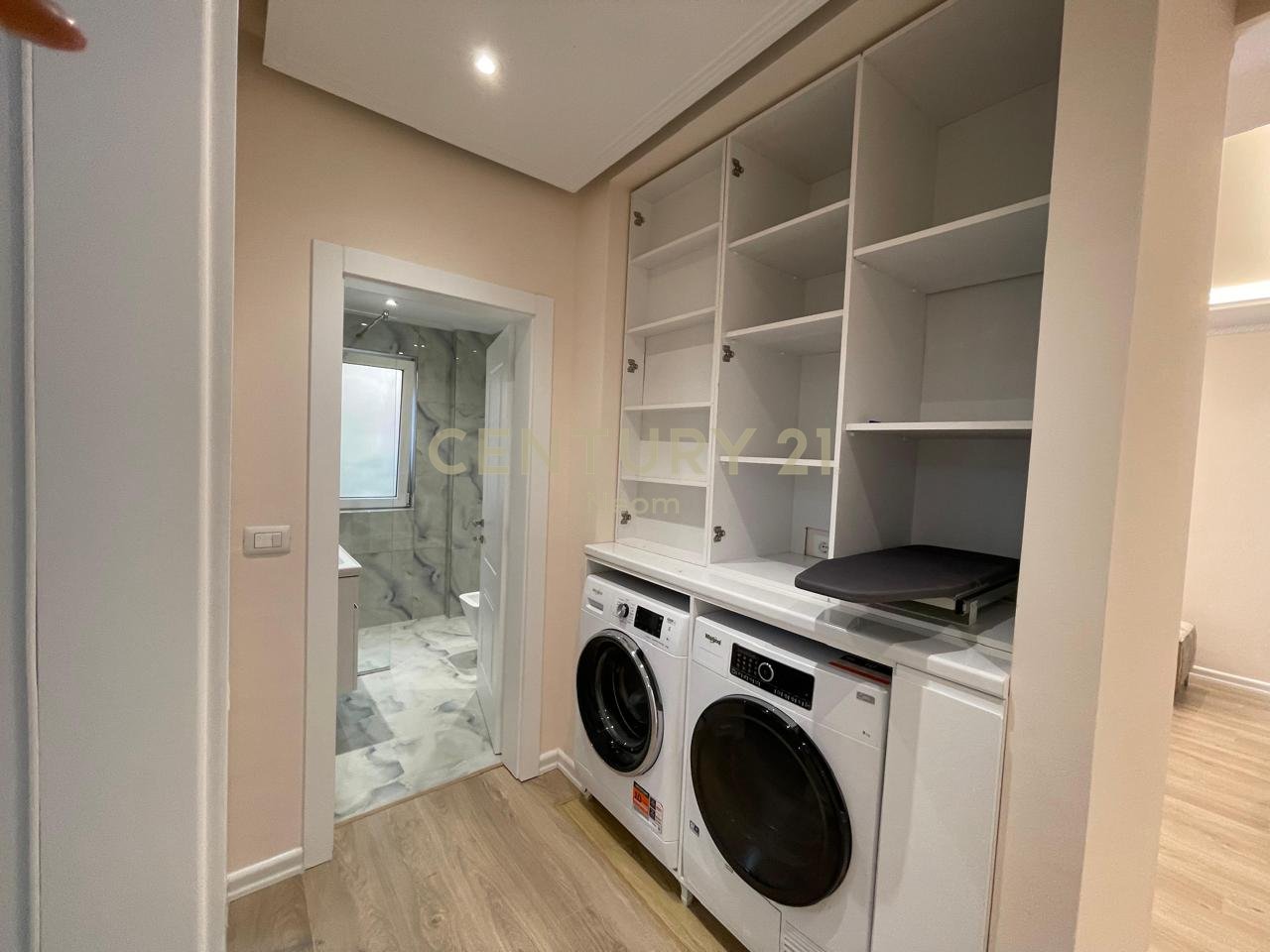 Jepet me qira Apartament 2+1 Me 2 Poste Parkimi ne Liqenin e Thate.