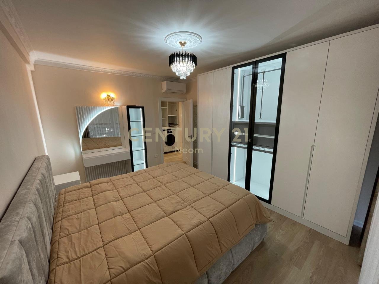 Jepet me qira Apartament 2+1 Me 2 Poste Parkimi ne Liqenin e Thate.