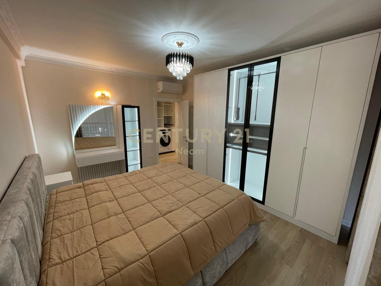 Jepet me qira Apartament 2+1 Me 2 Poste Parkimi ne Liqenin e Thate.