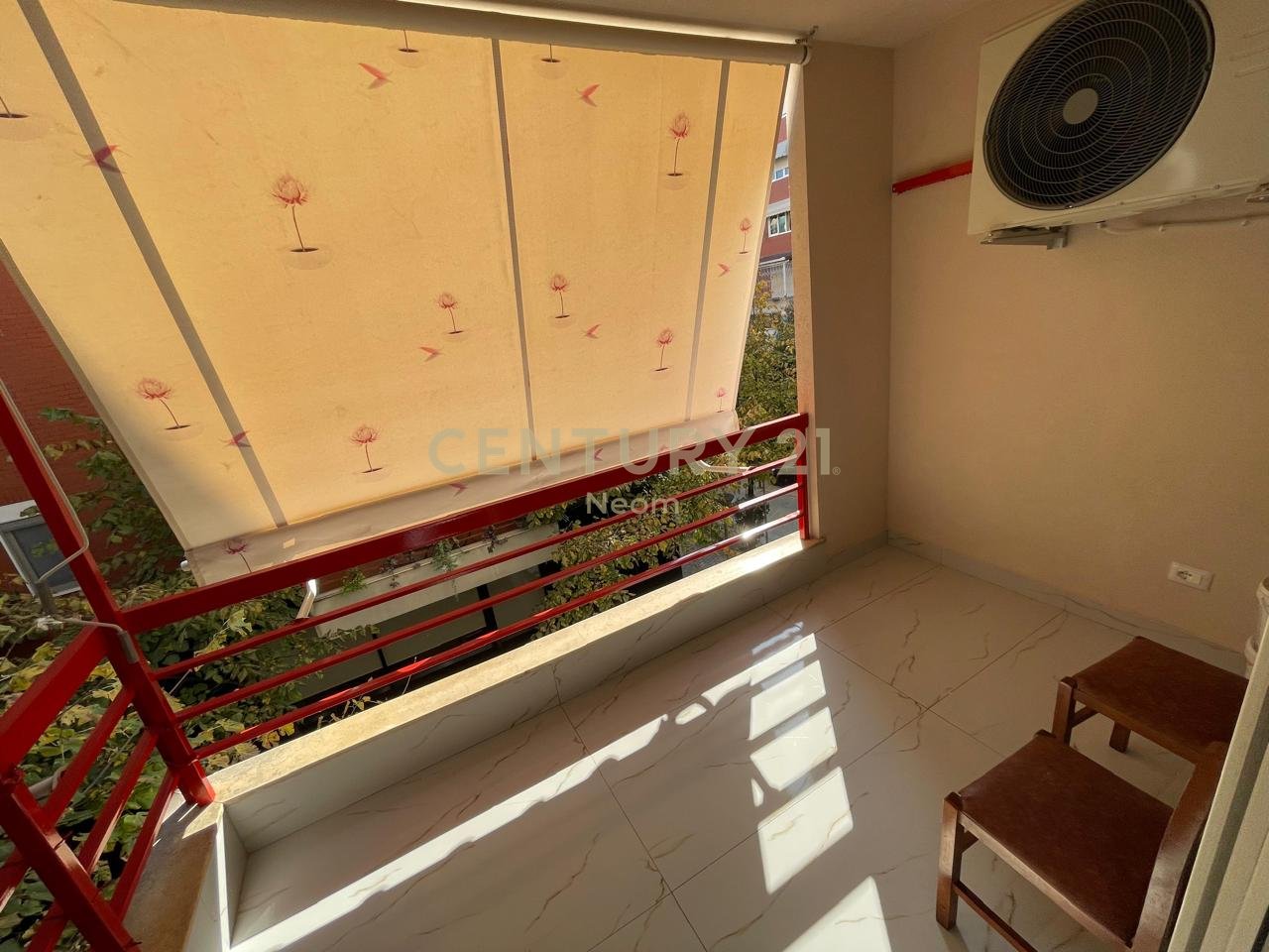 Jepet me qira Apartament 2+1 Me 2 Poste Parkimi ne Liqenin e Thate.