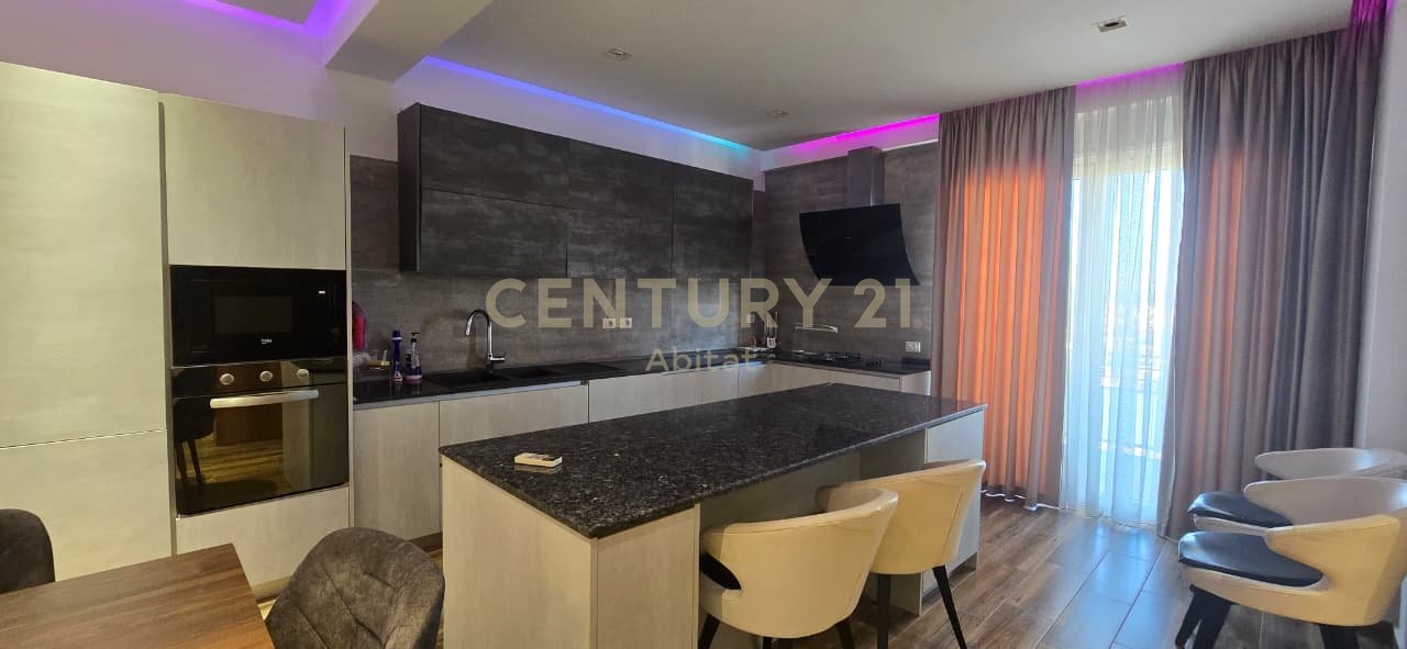 Apartament me qira 3+1+3+dy  poste parkimi pranë Kompleksit Delijorgji