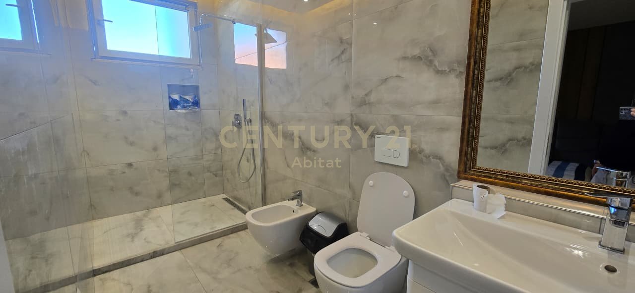 Apartament me qira 3+1+3+dy  poste parkimi pranë Kompleksit Delijorgji