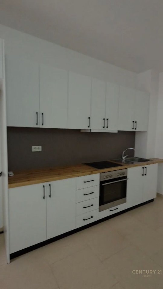 Qera,Apartament 2+1 +2 tualete+2 ballkone tek Komuna e Parisit!