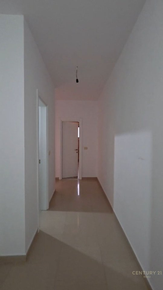 Qera,Apartament 2+1 +2 tualete+2 ballkone tek Komuna e Parisit!