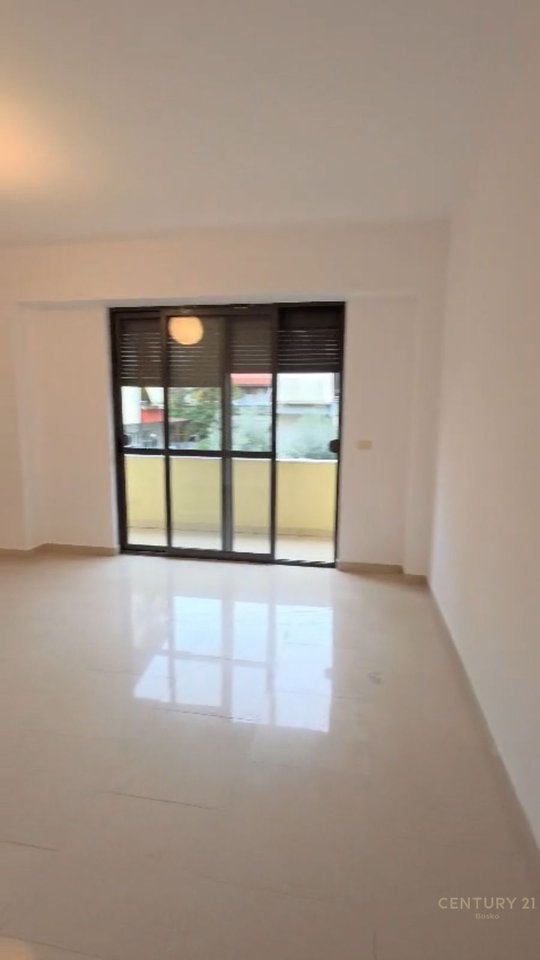 Qera,Apartament 2+1 +2 tualete+2 ballkone tek Komuna e Parisit!