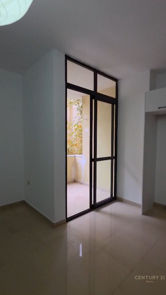 Qera,Apartament 2+1 +2 tualete+2 ballkone tek Komuna e Parisit!