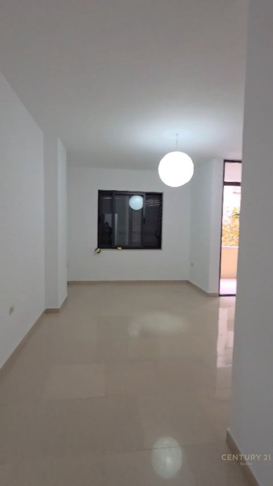 Qera,Apartament 2+1 +2 tualete+2 ballkone tek Komuna e Parisit!