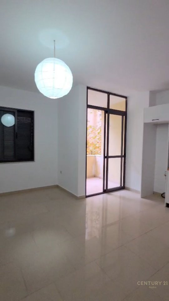 Qera,Apartament 2+1 +2 tualete+2 ballkone tek Komuna e Parisit!