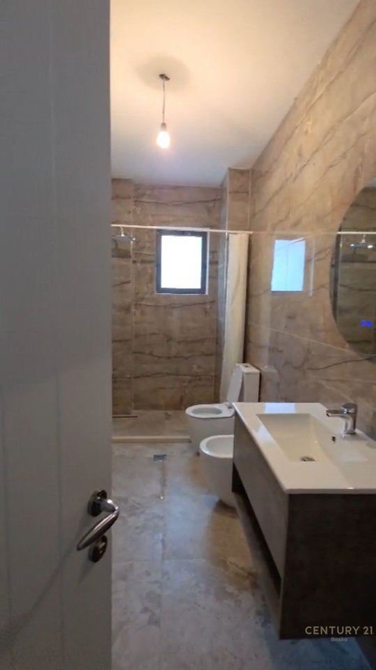 Qera,Apartament 2+1 +2 tualete+2 ballkone tek Komuna e Parisit!