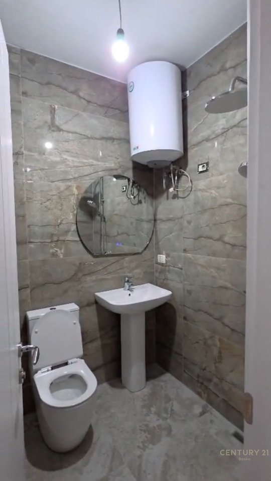 Qera,Apartament 2+1 +2 tualete+2 ballkone tek Komuna e Parisit!