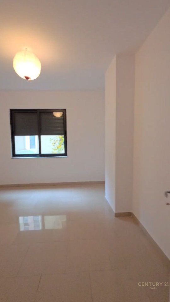 Qera,Apartament 2+1 +2 tualete+2 ballkone tek Komuna e Parisit!