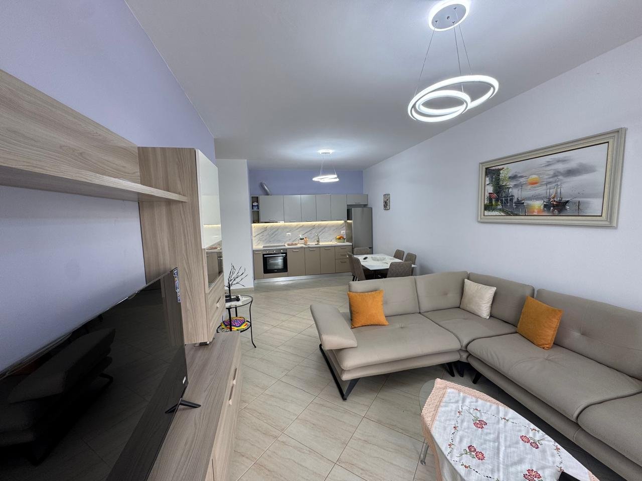 JEPET PER QIRA APARATMENT 2+2 NE LUNGOMARE!