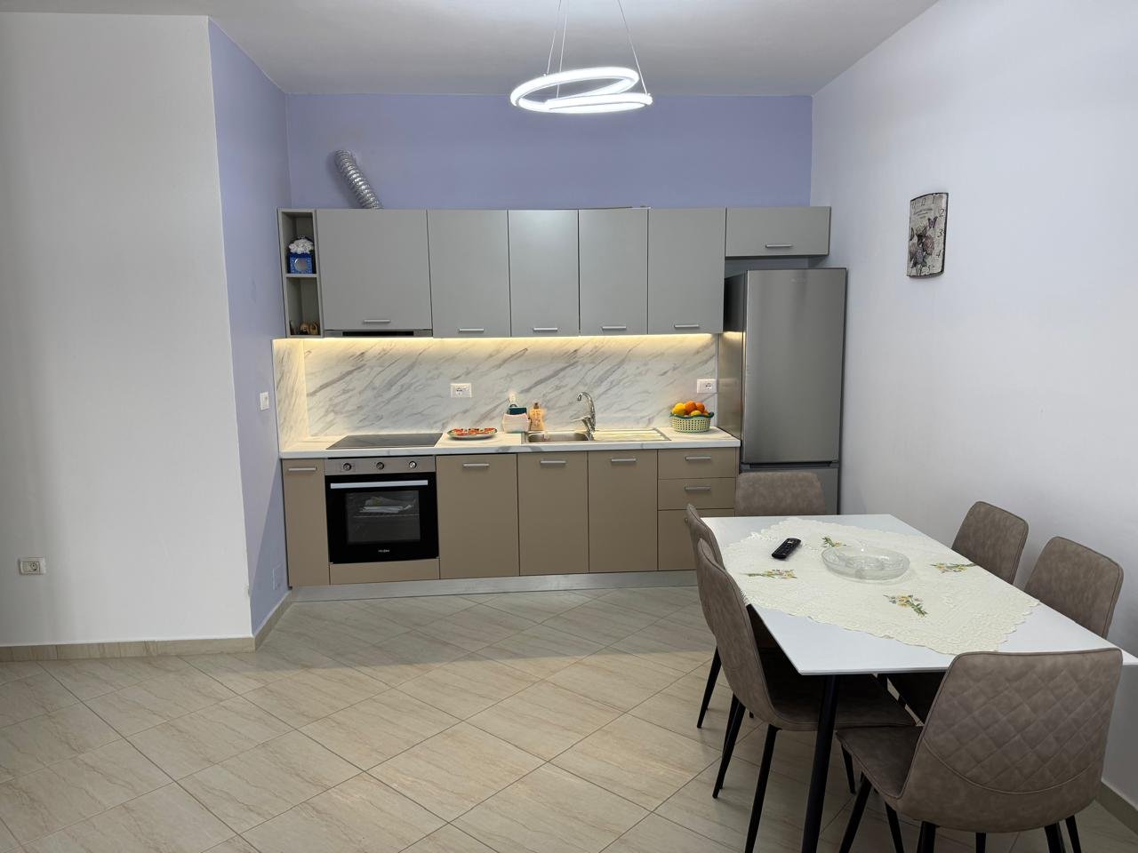 JEPET PER QIRA APARATMENT 2+2 NE LUNGOMARE!