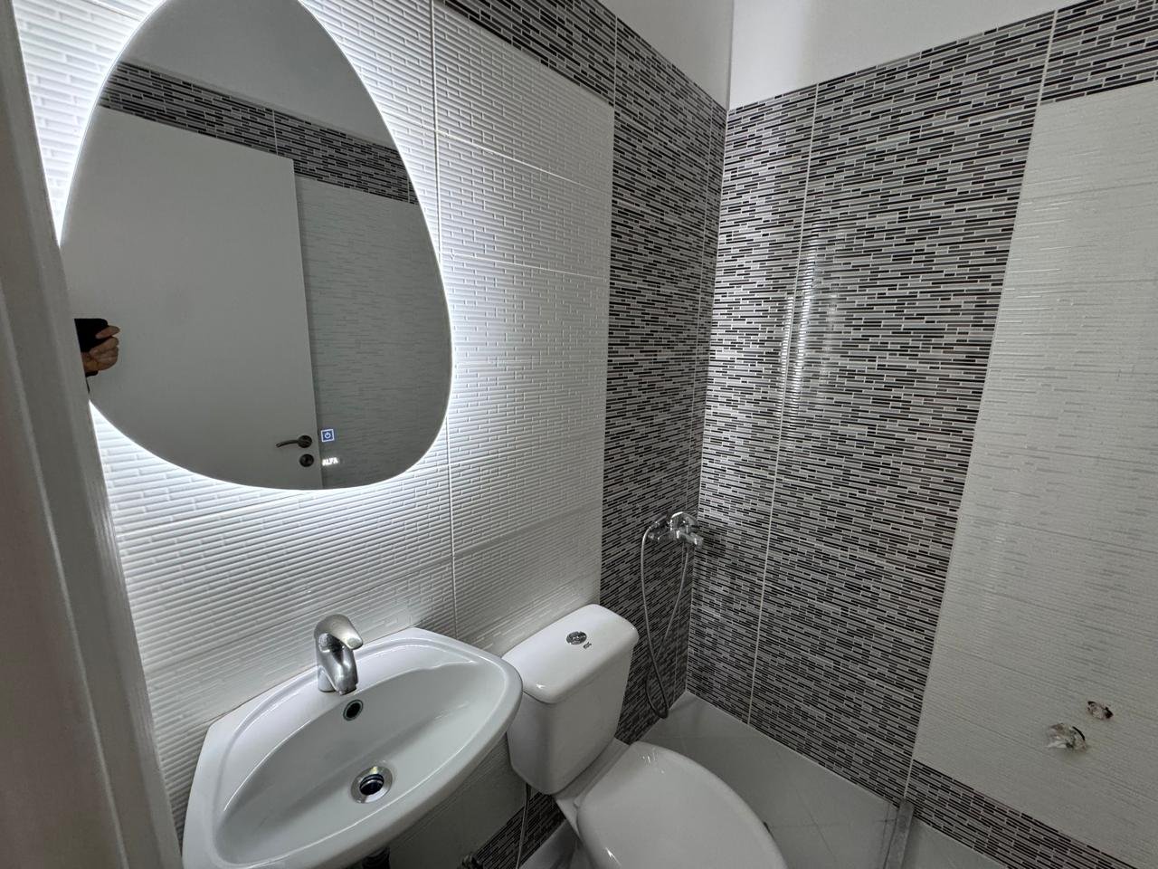 JEPET PER QIRA APARATMENT 2+2 NE LUNGOMARE!