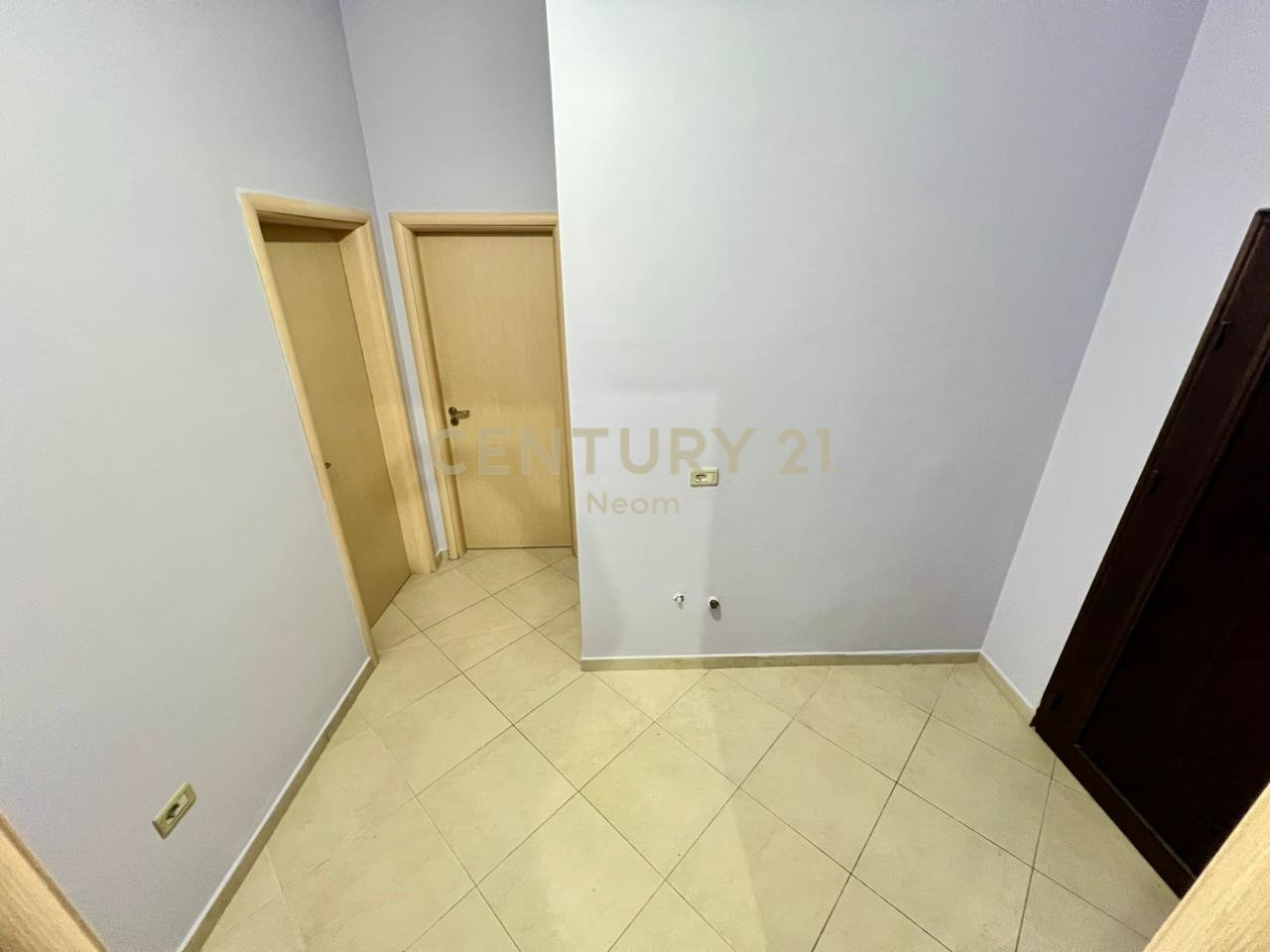 QIRA, ZYRË - 100 m2 me POST PARKIMI te KOMUNA PARISIT‼️